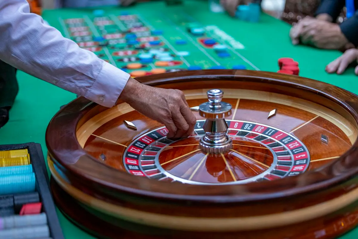 Roulette wheel and gaming table